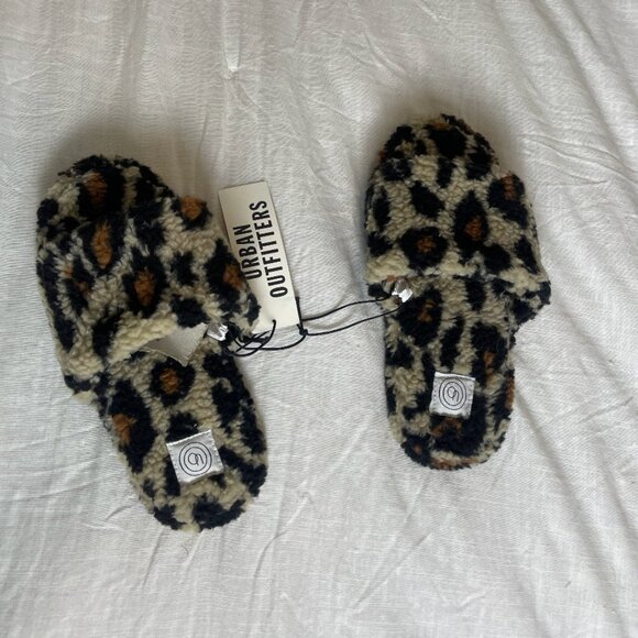 ⭐️ Leopard Cheetah Sherpa Like Trendy Artsy Cat Comfy Lounge Home Hip Slippers - Picture 5 of 5
